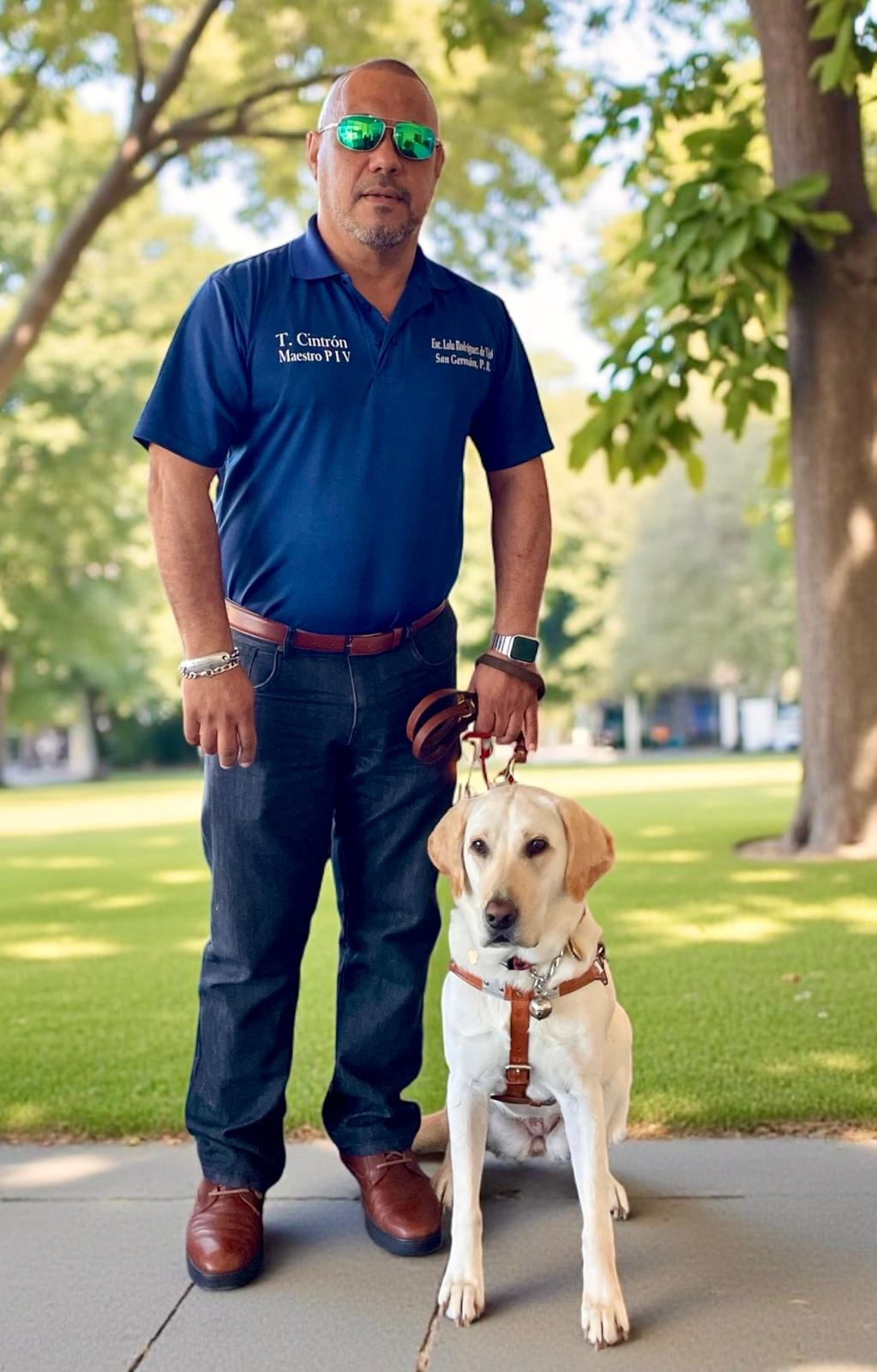 Tomas Cintrón y su perra guía Falla
