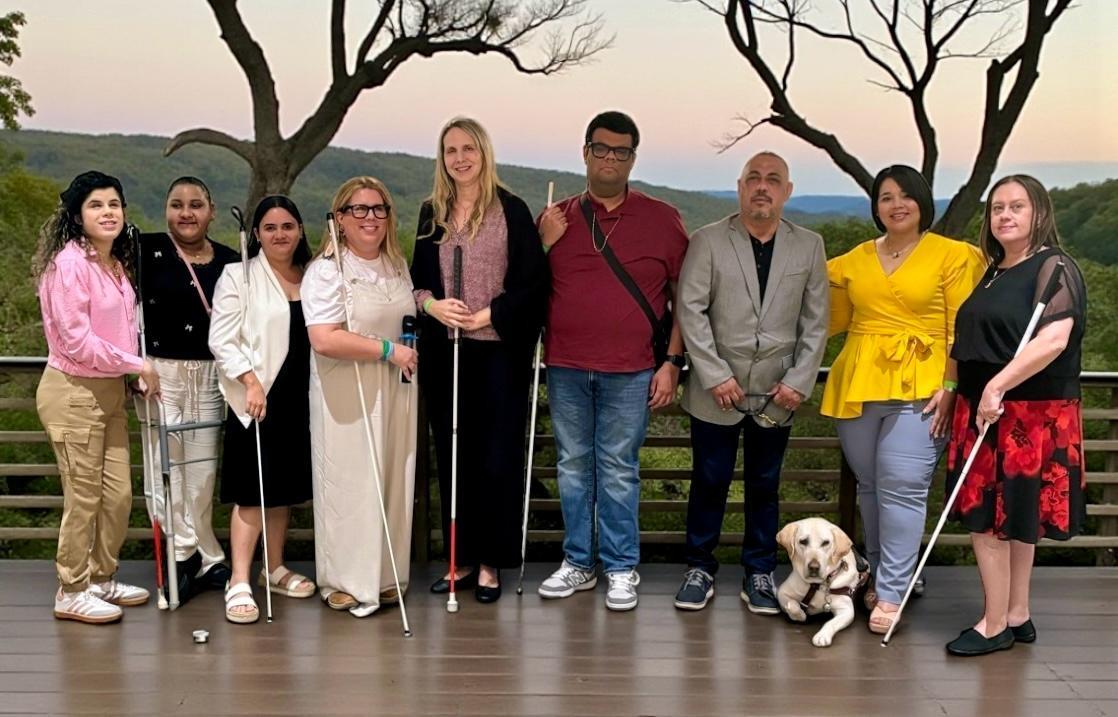 Foto Junta de directores 2026: De izquierda a derecha: Dalyangeliz Casiano, Celimar Oyola, Bárbara Linares, Aleyda Santos, Sylvia Aponte, Kemuel Pérez, Tomás Cintrón con su perra guía Falla, Jiselys Torres y Ana Cintrón